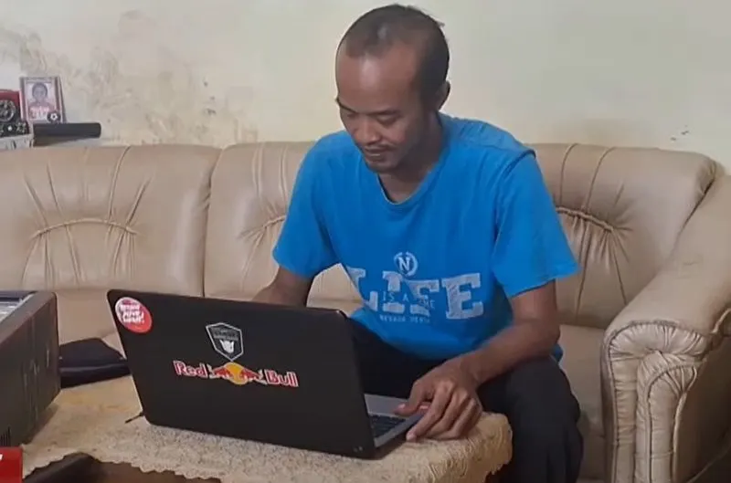Tenaga honorer di Situbondo yang terpaksa dirumahkan kini beralih profesi menjadi tukang servis komputer.