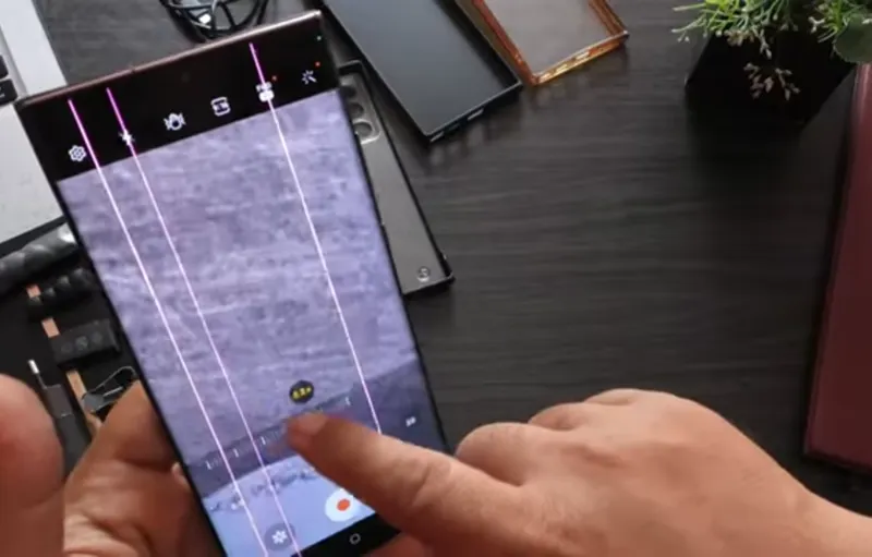 Istilah Green Line atau Garis Hijau merujuk pada kondisi layar pada perangkat smartphone atau tablet yang tidak normal.