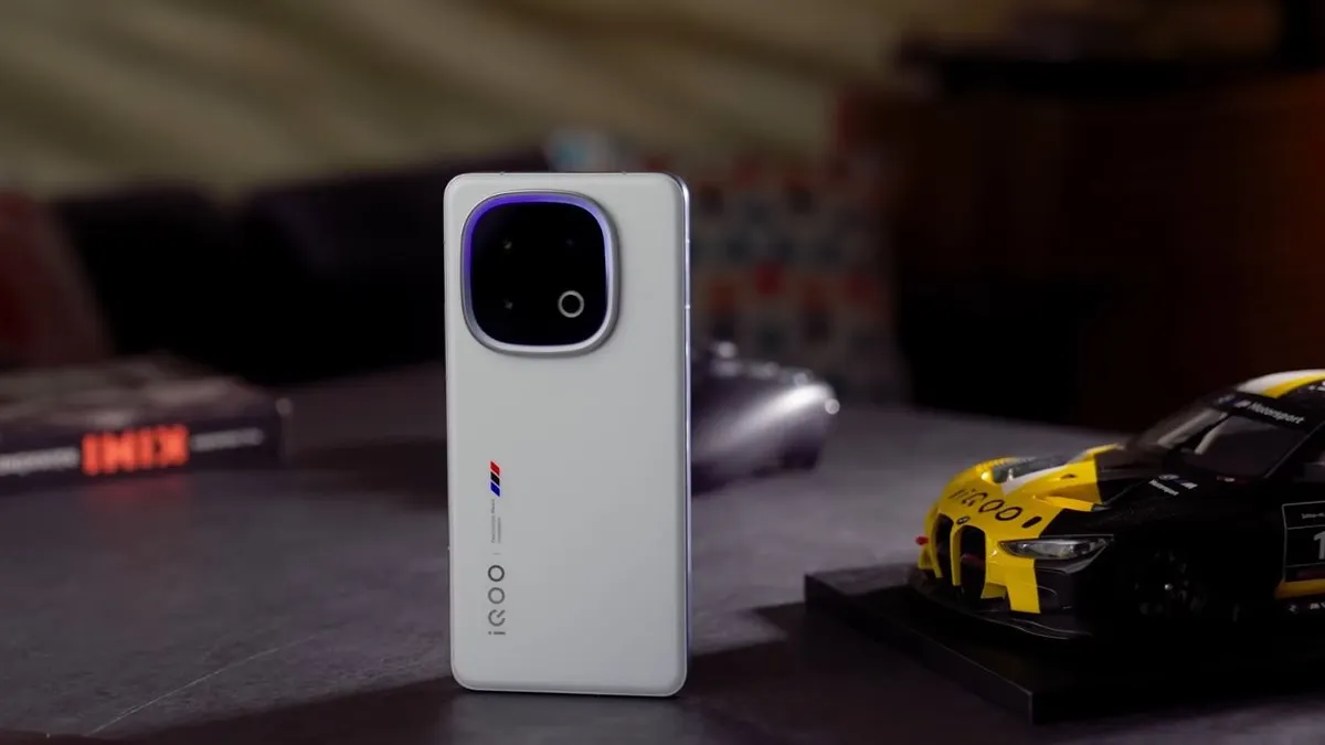 Kelebihan IQOO 13 ialah Snapdragon 8 Elite dikatakan 40% lebih cepat dan lebih hemat daya daripada Snapdragon 8 Gen 3.