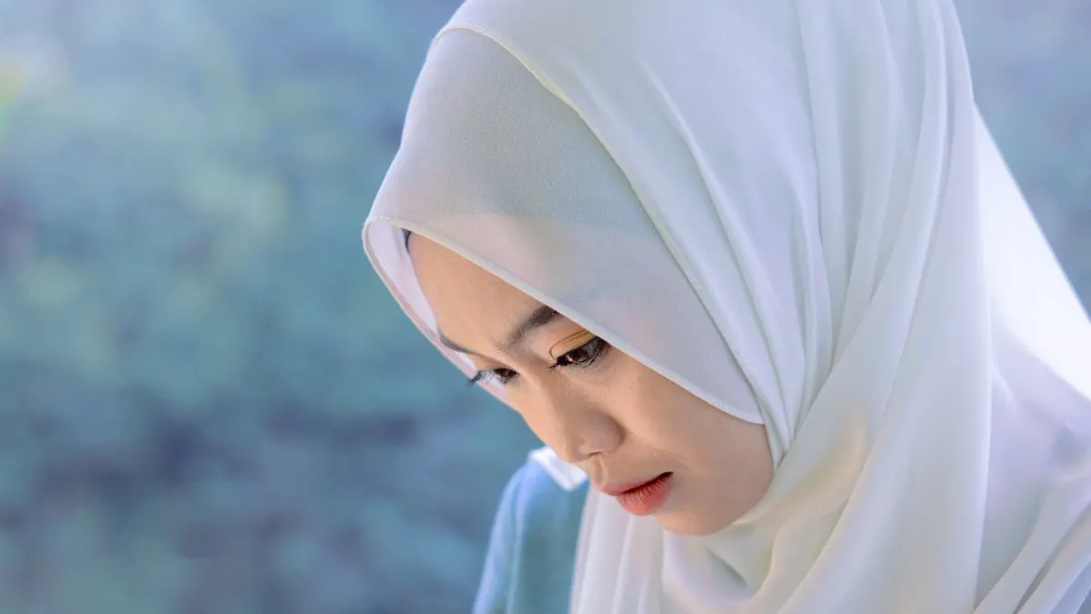 Pertanyaannya, bagaimana sih hukumnya memakai lipstik saat berpuasa di bulan Ramadhan? Apakah bisa membatalkan puasa?
