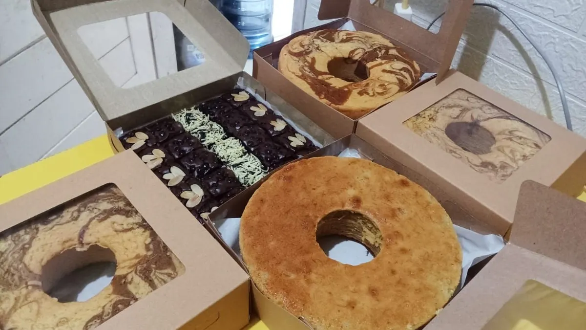 Dari cake simpel bolu ori seharga Rp 35 ribuan, basic bolu pisang di harga Rp 55 ribuan, sampai produk terlaris fudgy brownies seharga Rp 65 ribuan. Dalam sehari ia meraup omzet Rp 250-350 ribuan atau pendapatan kotor Rp 7,5-10 jutaan per bulan.