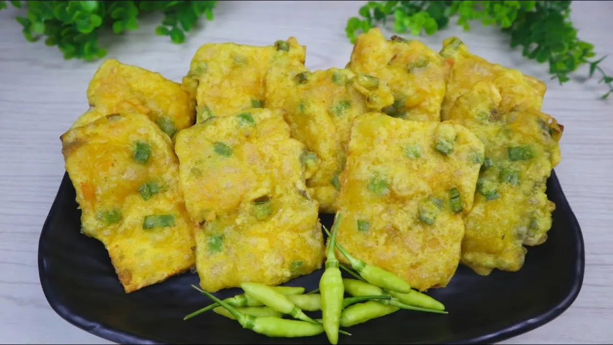 Tempe mendoan, gorengan asal Purwokerto yang digoreng setengah matang.
