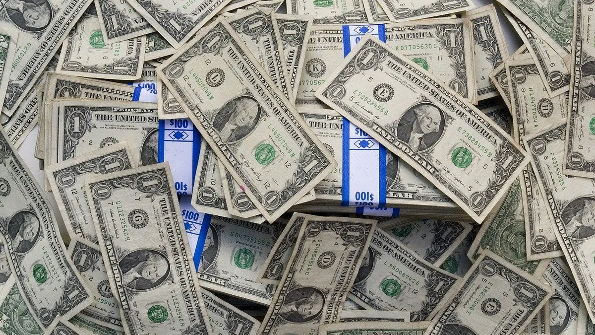 Pengguna internet di Indonesia dikejutkan oleh tampilan nilai tukar rupiah terhadap dollar Amerika Serikat di mesin pencari Google Search.