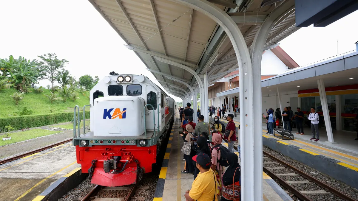 Pemerintah melalui Kementerian Keuangan Sri Mulyani telah mengumumkan pemberlakuan diskon 30 persen untuk harga transportasi umum kereta api pada periode Juni-Juli 2025.