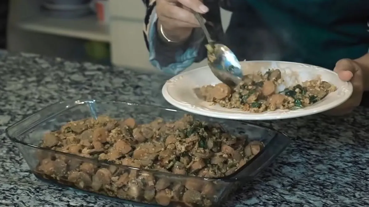 Salah satu masakan dari Bunda Ashanty yang sangat menggugah selera adalah menu nasi gila spesial.