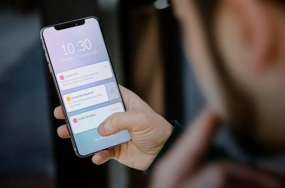 Ilustrasi menghilangkan iklan di HP Android.