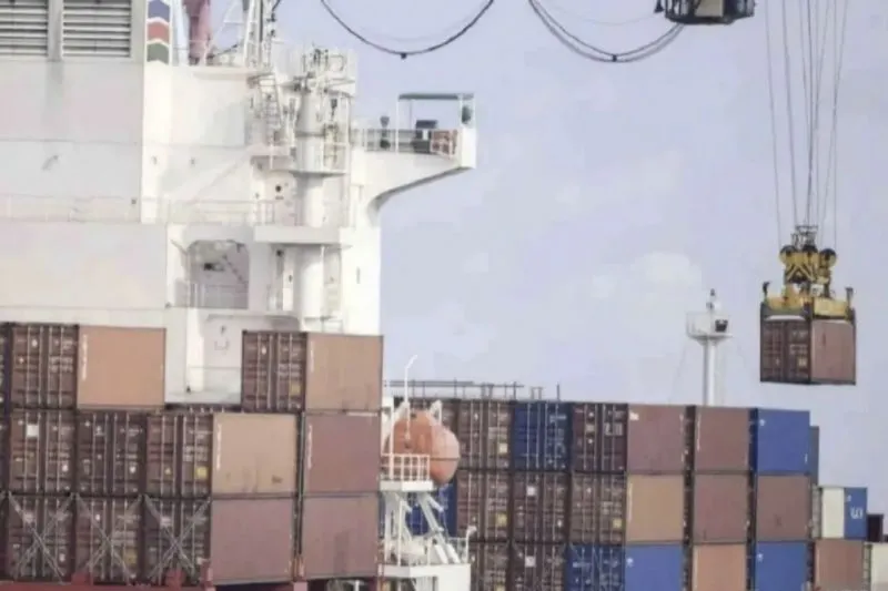 Ilustrasi suasana bongkar muat petikemas pada kapal kargo di dermaga Pelabuhan Jakarta International Container Terminal (JICT), Tanjung Priok, Jakarta.