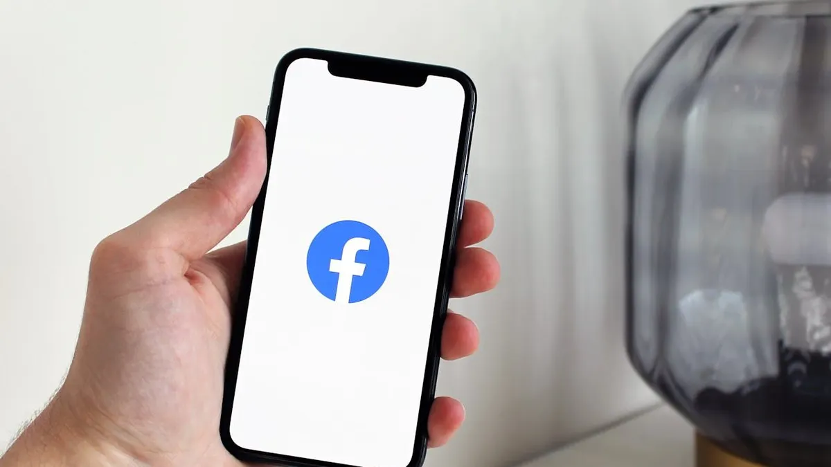 Ilustrasi download video dari Facebook.