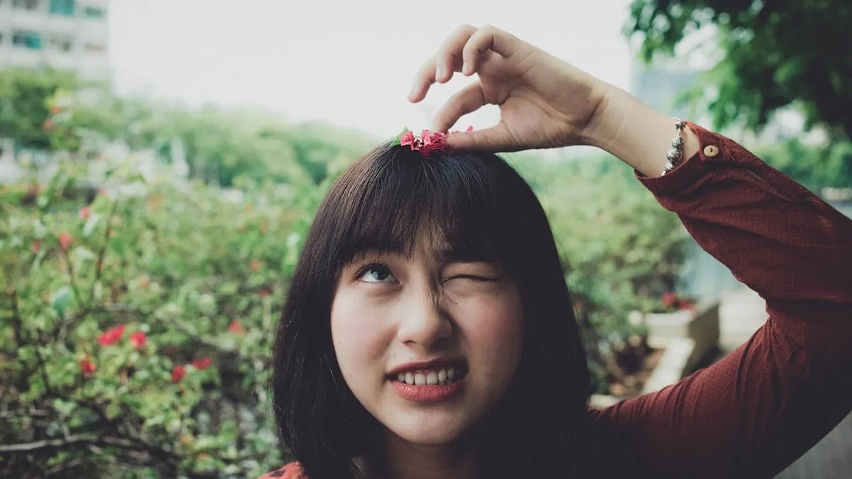 Cara berpakaian seorang wanita sering kali menjadi cerminan dari siapa mereka dan bagaimana mereka ingin diperhatikan oleh orang lain.