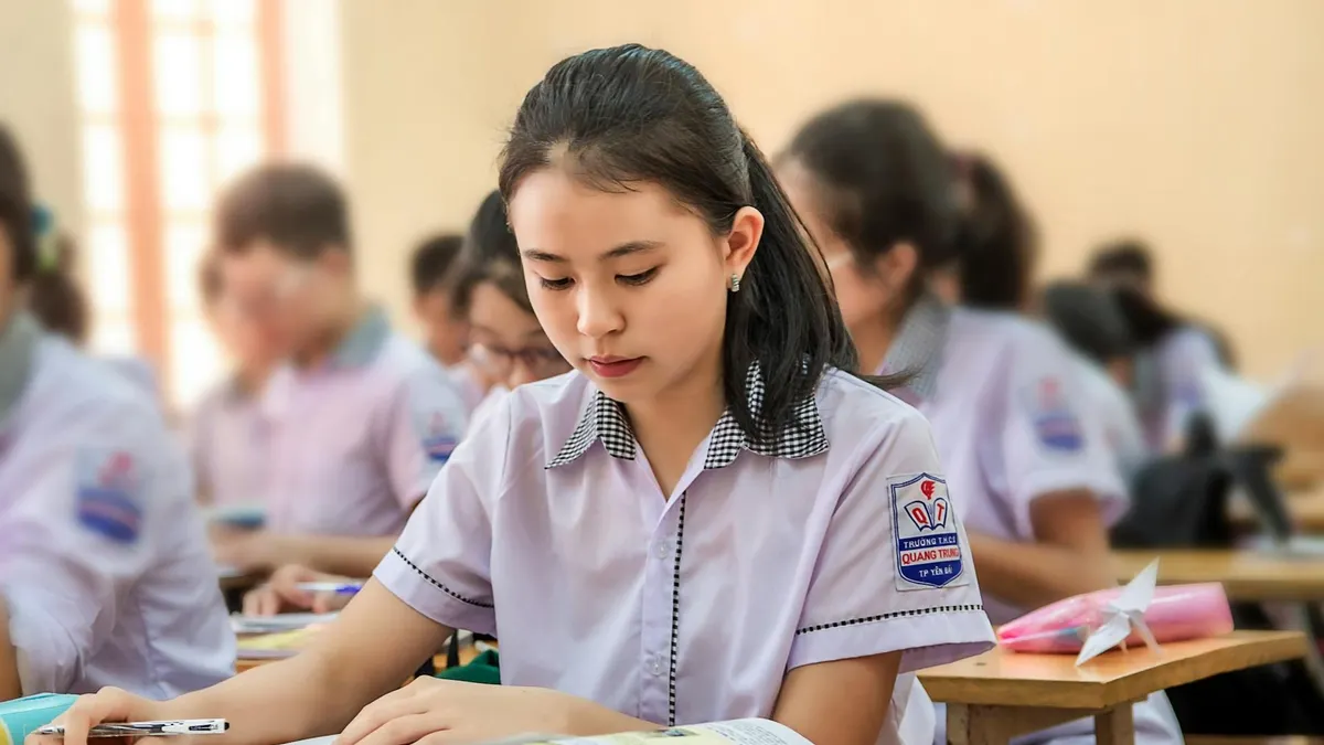 Ilustrasi jadwal pendaftaran SPMB Jakarta 2025 sekolah swasta jenjang SMP, SMA, dan SMK.