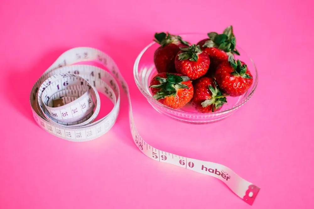 Intermittent fasting (IF) adalah metode diet yang mengatur pola makan dengan periode puasa dan makan