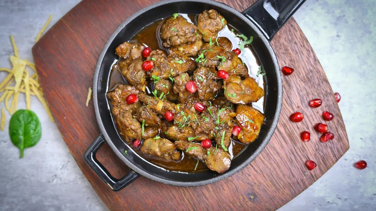 Ilustrasi cara membuat semur ayam dan kentang untuk sahur.