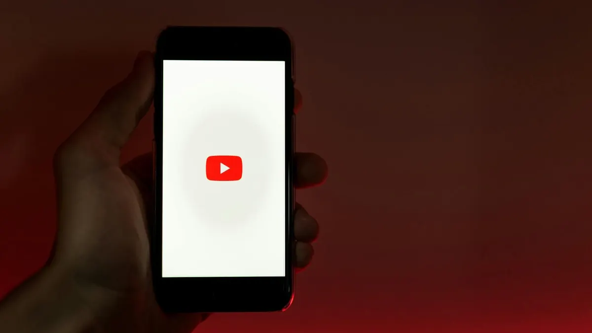 Ilustrasi download video YouTube ke galeri HP.