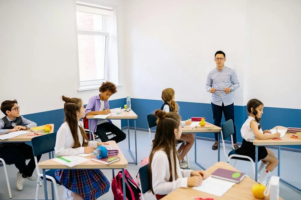 Berdasarkan Permendikdasmen terbaru ada aturan dan syarat bagi tenaga guru ASN dan PPPK yang bisa mengajar di sekolah swasta.