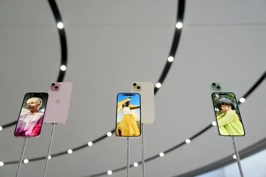 Rumor desain iPhone SE 4 menghadirkan dua varian desain yang sangat menarik untuk dibahas, kabarnya terinspirasi iPhone 14 dan iPhone 16.