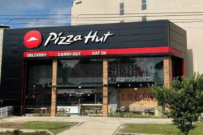 Namun sayangnya, kisah sukses dari Pizza Hut kini terhenti dan menghadapi penurunan drastis dalam beberapa tahun terakhir.