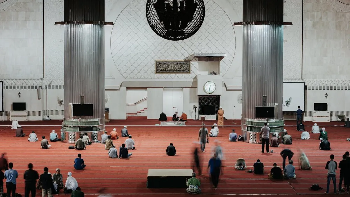 Tidak ada satu malam pun yang dianggap &quot;khusus&quot; untuk ibadah, karena setiap malam berpotensi menyembunyikan Lailatul Qodar.