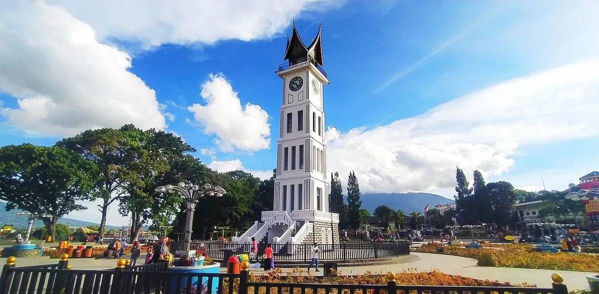 Jam Gadang merupakan landmark ikonik yang menjulang di tengah Kota Bukittinggi.