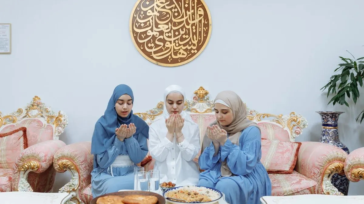 Bahkan, Rasulullah SAW sangat menganjurkan umatnya untuk tidak melewatkan sahur karena terdapat keberkahan di dalamnya.