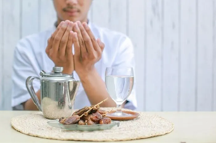 Dalam menetapkan kewajiban ibadah, Islam memberikan fleksibilitas dan keringanan bagi mereka yang mengalami kondisi tertentu.