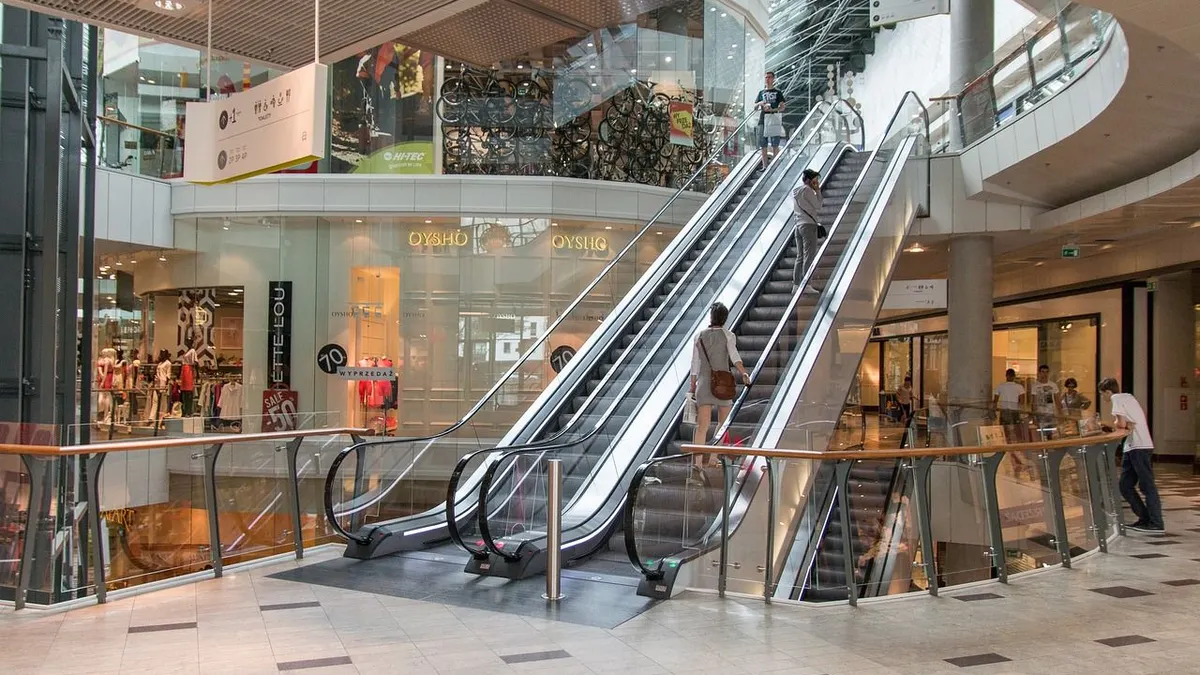 Sejumlah mall di Jakarta yang dulunya menjadi tempat favorit dan menjadi pusat pembelanjaan menjadi sepi bak kuburan.