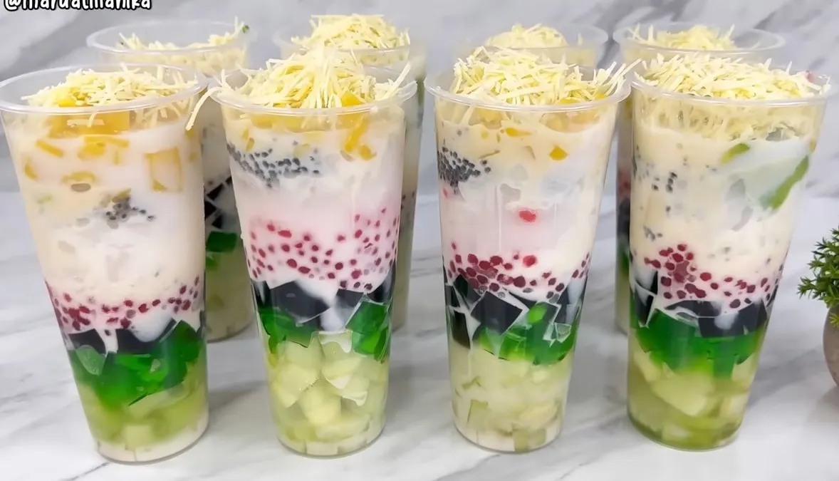 Uniknya, kuah kental es teler ini dibuat tanpa SP, whip cream, atau tepung maizena, tapi tetap creamy dan lembut di mulut.