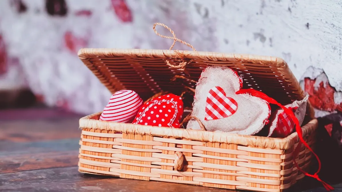 Kamu masih bingung mau ngasih kado apa di Hari Valentine nanti? Ini rekomendasi hadiah apa saja yang cocok.