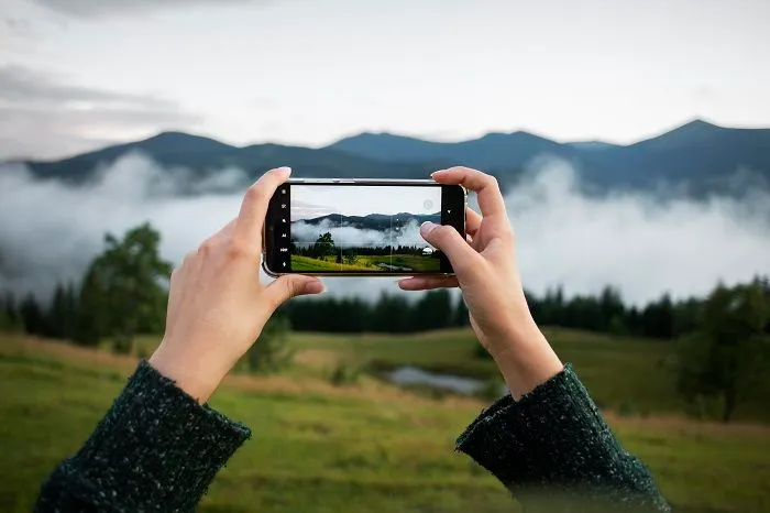 Realme 13 4G dan Vivo IQOO Z9 5G hadir dengan kamera 50MP OIS terbaik yang bisa kamu miliki dengan harga terjangkau di akhir 2024.