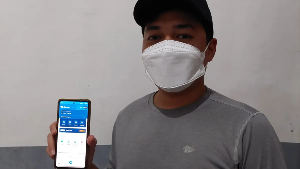 Meski memiliki pekerjaan sebagai karyawan swasta dan hobi bermain game online, Zikri tetap gesit mengatur keuangan rumah tangga.