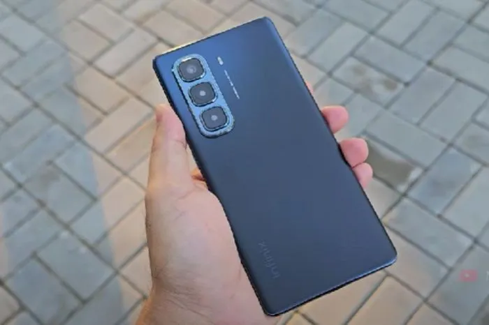 Infinix Hot 50 Pro Plus hadir dengan desain curved yang cantik dan menjadi salah satu HP dengan ketebalan bodi paling tipis di dunia.