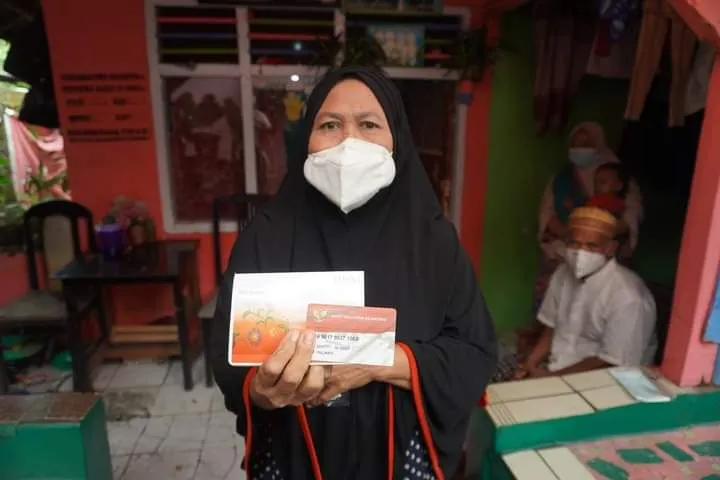 Seorang KPM telah menerima bansos dari Kemensos yang disalurkan bulan Juni 2024