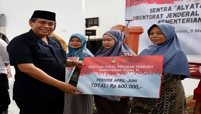 Sampai saat ini, pemerintah memberikan pencairan bansos dalam bentuk tunai dan non-tunai seperti bansos PKH dan BPNT.