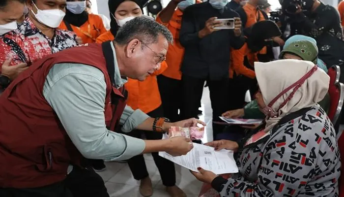Bansos merupakan bantuan yang diberikan oleh pemerintah untuk membantu perekonomian masyarakat yang kurang mampu.