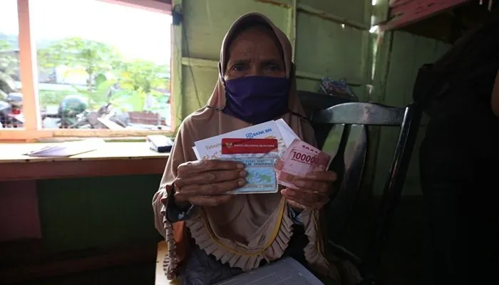 Pecairan bantuan PKH dan BPNT tahap kelima mulai 17 Oktober 2024 secara bertahap. KPM yang memenuhi kriteria akan segera menerima dana.