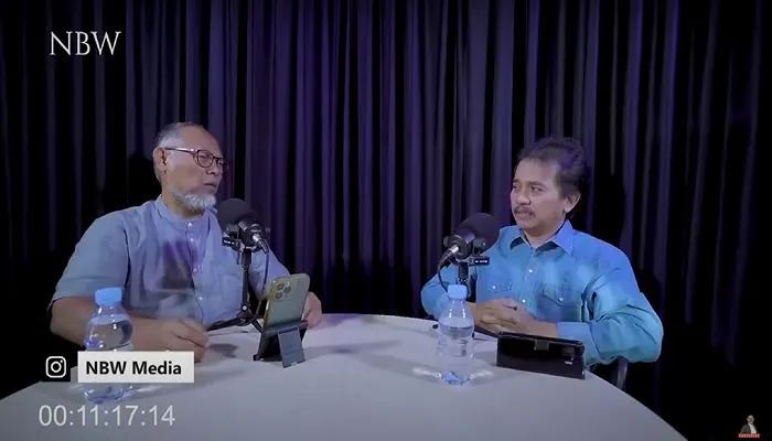 Bambang Widjojanto (kiri) dan Pakar Telematika, Roy Suryo (kanan)