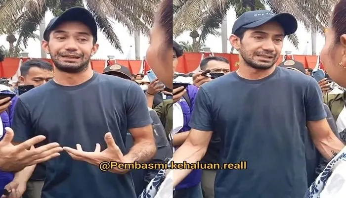 Reza Rahadian di lokasi demo Revisi UU Pilkada Gedung DPR RI 
