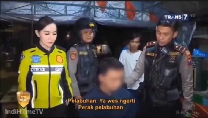 Video Lengkap Polwan yang Marahi Warga Karena Dianggap Tak Sopan Makan Sambil Bicara