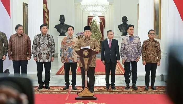 Kabinet Prabowo-Gibran berjumlah 48 kementerian dan 56 wakil menteri, lebih besar dari kabinet Jokowi. Tantangan ke depan dinilai berat.