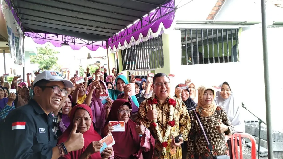 Ilustrasi. KPM menerima bantuan sosial (bansos)