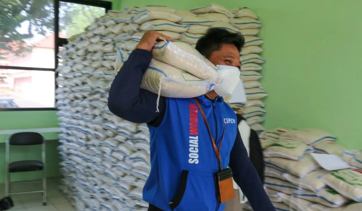 Kementerian Sosial telah menyalurkan bantuan beras.