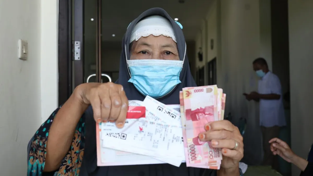 BLT atau Bantuan Langsung Tunai Dana Desa diberikan oleh kepala desa kepada KPM (Keluarga Penerima Manfaat) yang tergolong miskin ekstrem.