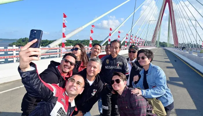 Presiden Joko Widodo memulai aktivitas kantornya di Ibu Kota Negara (IKN), ditemani oleh Ibu Negara Iriana dan sejumlah influencer.