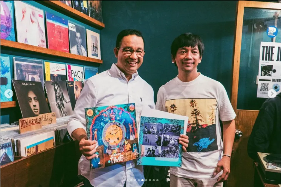 Anies Baswedan bertemu dengan Rian D’Masiv di toko piringan hitam 33rpm.