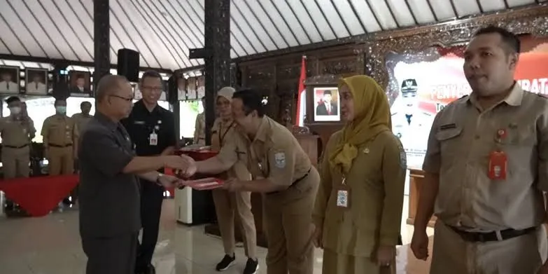 Stabilitas pekerjaan, jaminan hari tua, dan berbagai tunjangan adalah beberapa alasan mengapa posisi PNS sangat diminati.