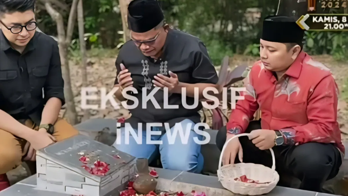 Sambil menangis, Iptu Rudiana nyekar ke makam Eky dan menyebut soal usaha yang ia lakukan untuk mendapatkan keadilan semoga segera membuahkan hasil