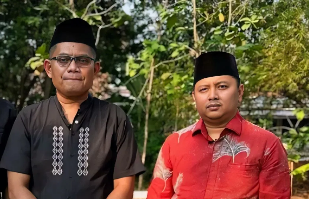 Iptu Rudiana (kiri) memberi keterangan soal tudingan yang mengatakan dirinya tidak pernah ziarah hingga melarang orang lain datang ke makam Eky