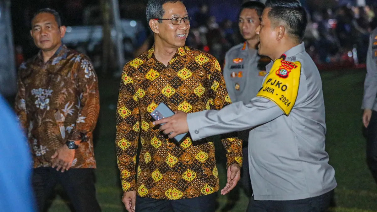 Pejabat (Pj) Gubernur DKI Jakarta, Heru Budi (berbatik)