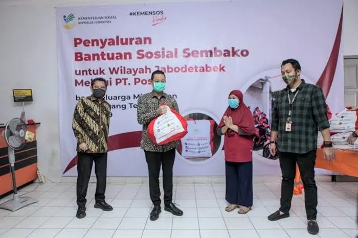 Bantuan Sosial (Bansos) yang diberikan pemerintah memiliki peran penting dalam membantu masyarakat kurang mampu memenuhi kebutuhan dasar.