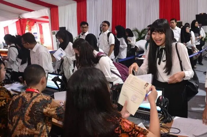 Persaingan dalam seleksi CPNS untuk mendapat posisi di instansi pemerintah sangat ketat, terutama di kementerian atau lembaga yang populer.