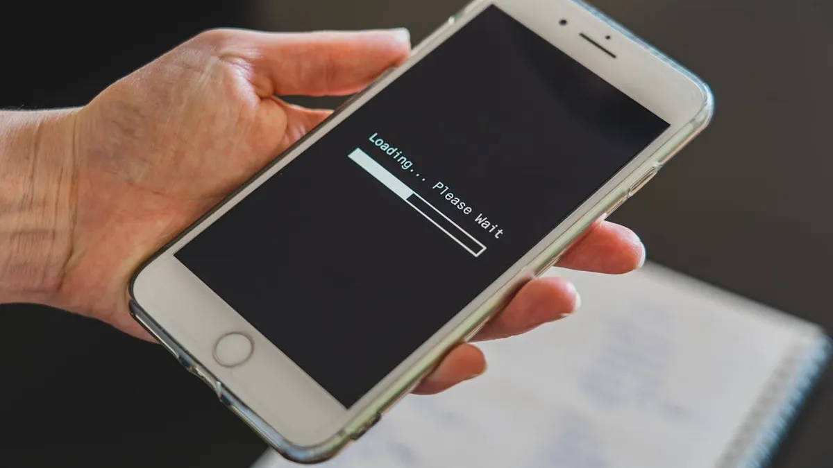 Ilustrasi sinyal iPhone hilang setelah update iOS.